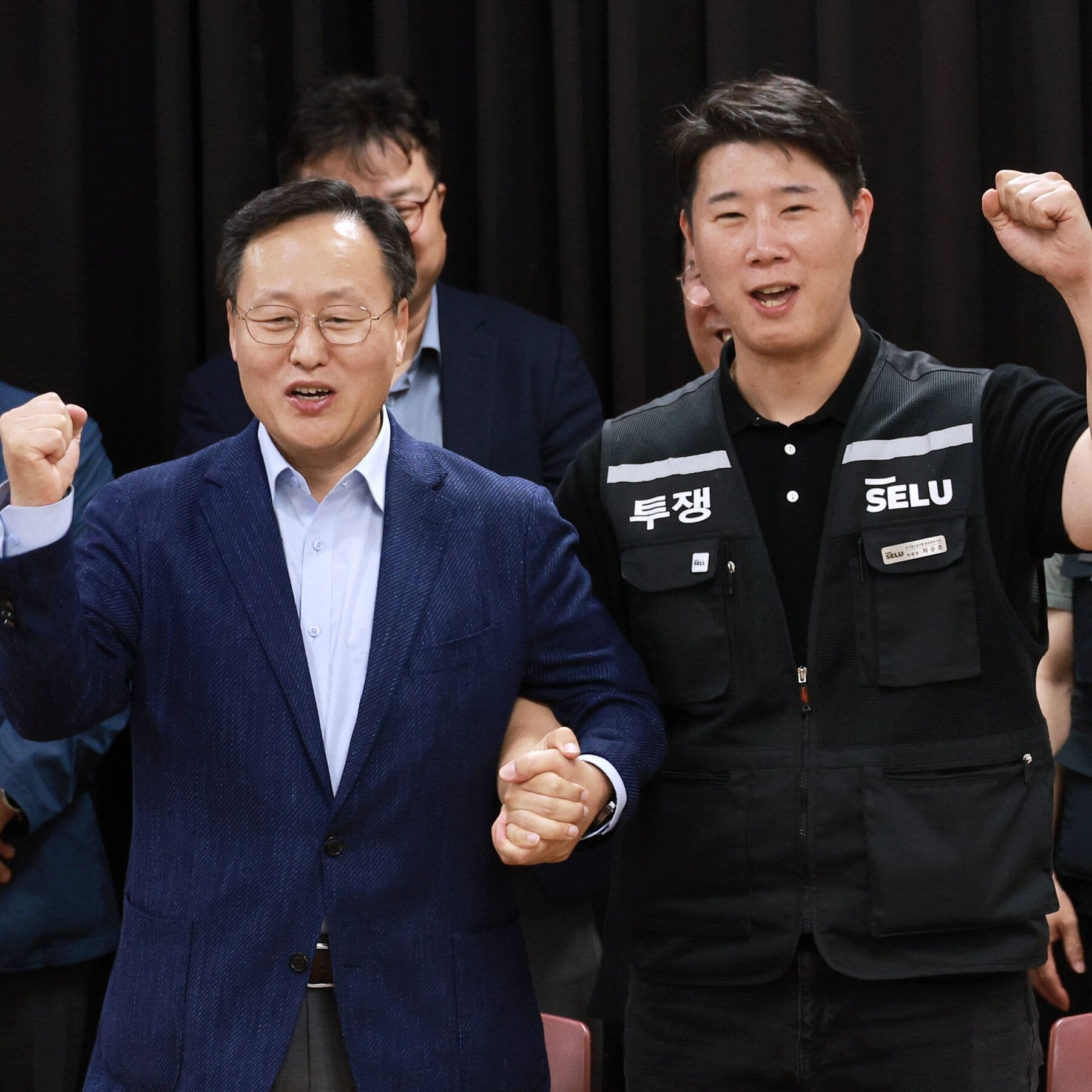 Samsung Unions Approve Pay Deal That Highlights Inequality of A.I. Age